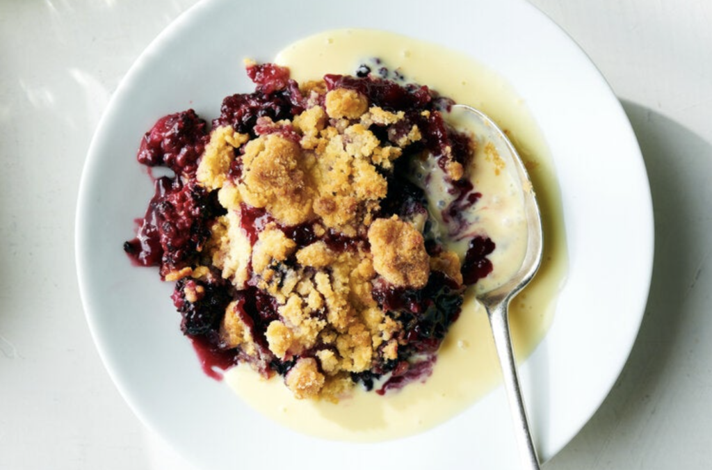 CINNAMON SPICED PEACH AND BLACKBERRY CRUMBLE